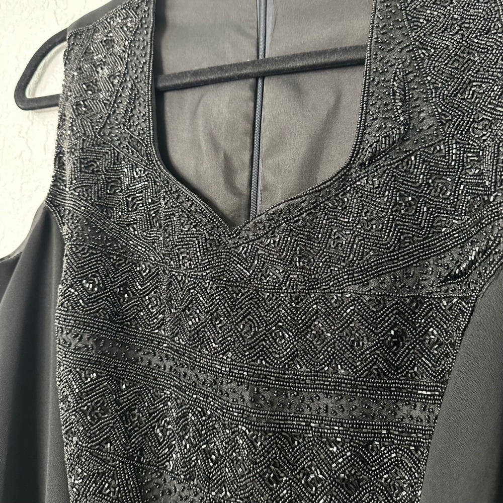 Chic Black Women's Pantsuit with Shimmering Detail - Picture 5 of 11